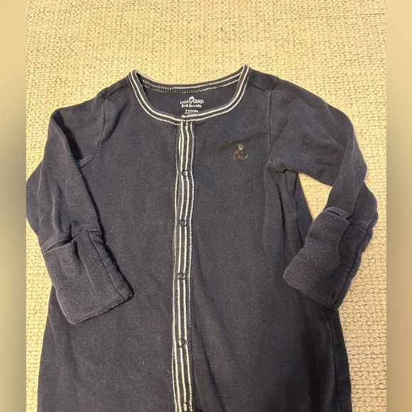 Baby Gap footies - Picture 2 of 4